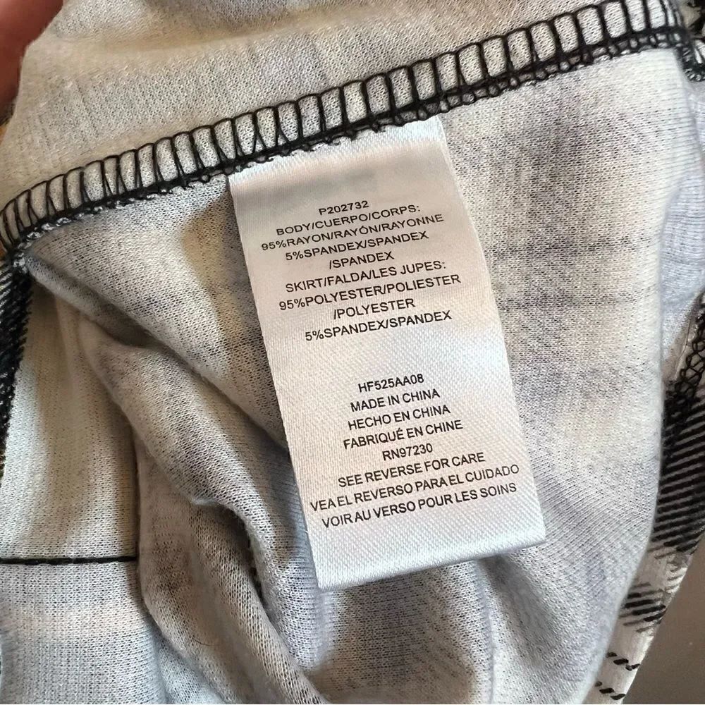 Almost Famous plaid pattern skirt with pockets - Picture 5 of 5